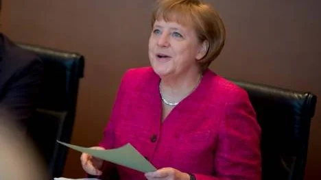 Oavsett hur spelet kring euron slutar gynnar det knappast Sveriges intressen att okritiskt följa Angela, anser Peeter-Jaan Kask.