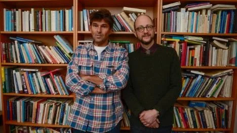 "Vi började med att välja ut låtar. Vi tog några riktigt kända, sånt som folk vill höra. Men så tog vi några som är mindre kända också, men som passar in väldigt bra i dramaturgin och i historien", säger Niklas Strömstedt som tar med sig psykologen Per Naroskin upp på scenen i föreställningen "Strömstedt & Freud".