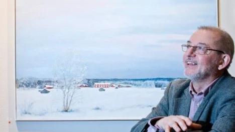 I år har Piteå-Tidningens konstfoajé funnits i tio år och jubileumsårets första utställare är Frank Lind, pensionerad violinist som lämnat musiken för mera handfast bildskapande. Oljemålningen  i bakgrunden visar en plats mellan Ersnäs och Antnäs en vinterdag med minus 30 grader, då Frank Lind var på väg till Sunderbyns folkhögskola.