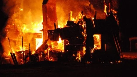 När räddningsstyrkorna kom fram var huset redan övertänt. Branden bedömdes vara en totalbrand och räddningstjänsten inriktade arbetet på att bevaka branden och begränsa spridningsrisken.