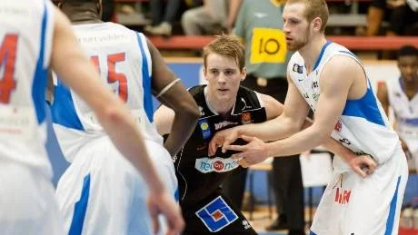 Förre Plannjaspelaren Christopher Ryan (svart)  hade stor del i att Borås kunde kvittera i kvartsfinalserien mot LF Basket. Och då hjälpte det inte att Martin Pahlmblad (höger) gjorde en av säsongens bästa matcher.