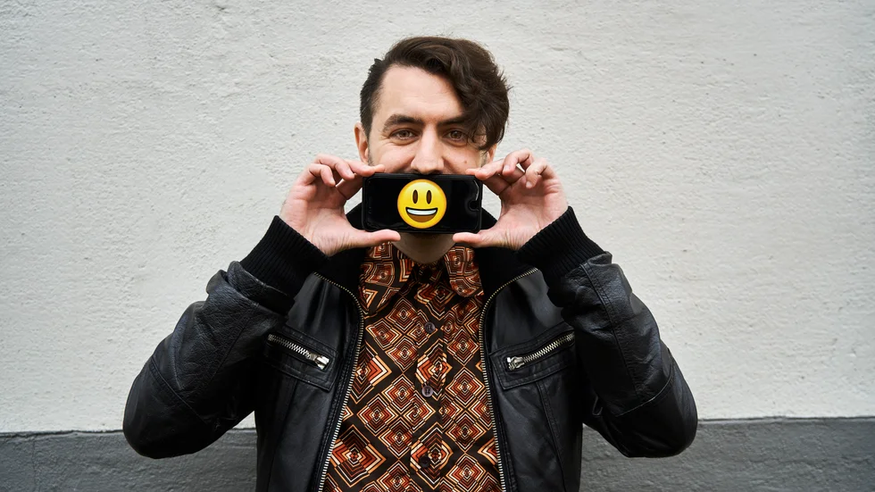 Daniel Hånberg Alonso är emojiexpert. De emojis som han själv använder mest är den med stora ögon som ler med tänderna samt den tacksamma emojin med två handflator ihop (som ofta misstas för att vara en high five).