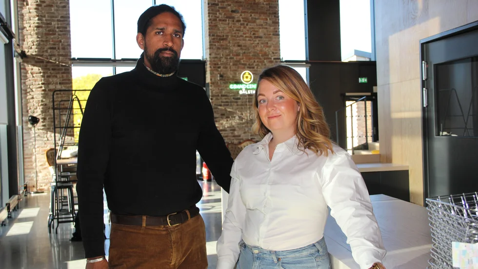 Alexander Kitali och Ida Kimby är inte rädda för att behöva gå upp tidigt."Det ska bli kul att kunna ge service åt folk på morgonen och kanske kunna göra någon glad. Alla är välkomna hit för att prata, dricka kaffe, lyssna på musik eller läsa böcker som vi kommer låna ut till våra kunder." Inom några veckor kommer huset att öppna.