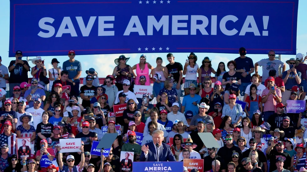 Ett valmöte den 9 oktober där Trump eldar sina supporters inför kongressvalet den 8 november. Dyker det upp skyltar på svenska valmöten där budskapet är att Sverige ska "räddas" finns det anledning att dra öronen åt sig som medborgare och väljare. 