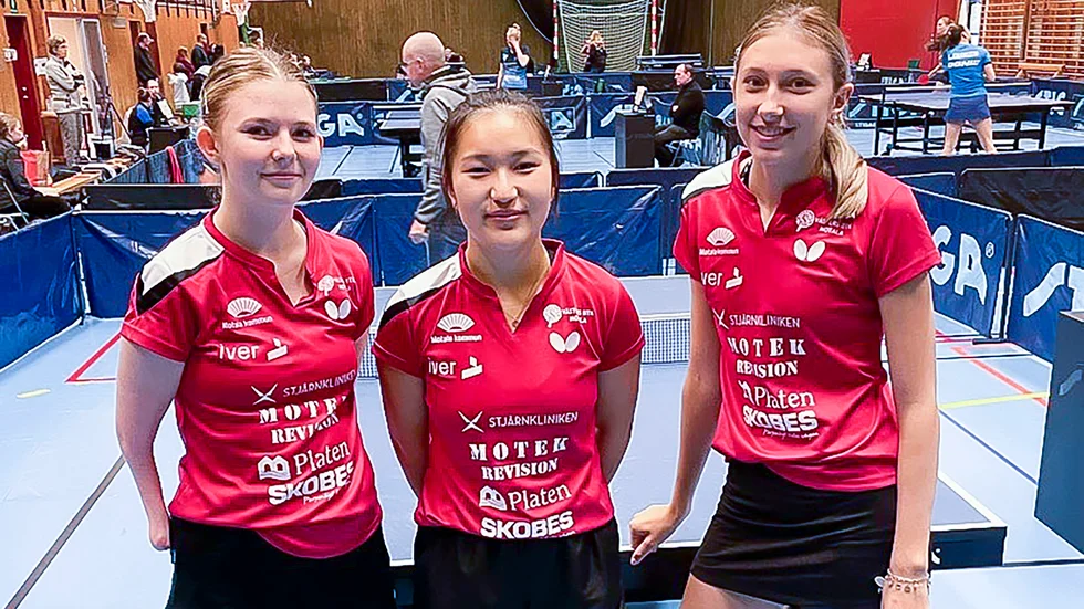 Anja Händen och Josefina Hagensen, här till vänster om Felicia Szerman, såg till att Västers BTK tog tre poäng i helgens superettan-spel och Motalalaget toppar fortsatt serien.