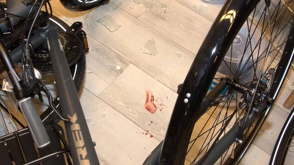 Blod. Blodspåren i butiken Cykelstället pekar mot en speciell person som är misstänkt för brottet.
