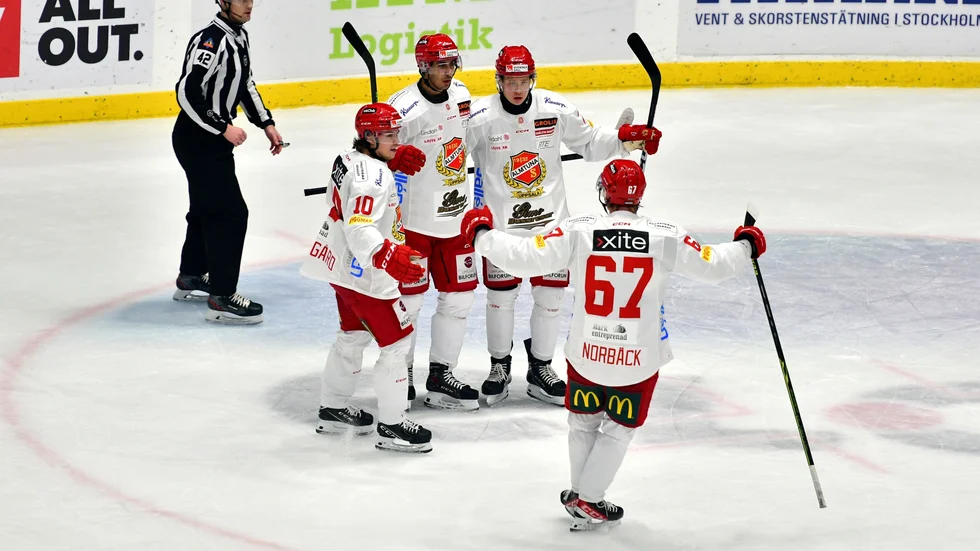 Almtuna har just gjort 2–0 mot AIK. Marcus Karlström (tvåa fr v) sköt direkt efter tekning. Han gratuleras av (fr v) Oliver Kandergård, Mikkel Öby Olsen och Jesper Norbäck (67).