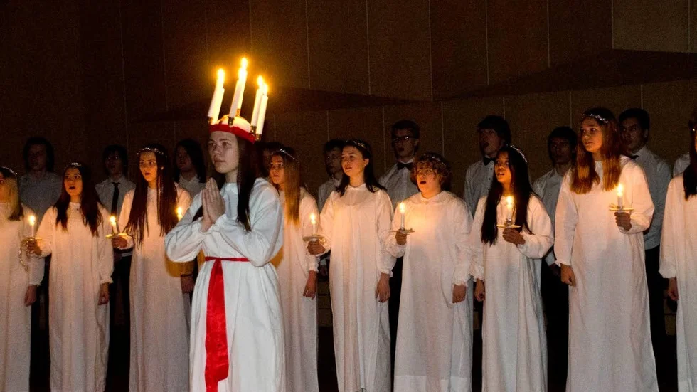 Björknäsgymnasiet. Årets lucia på gymnasieskolan heter Amanda Åström.