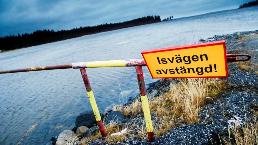 När isen varken bär eller brister behöver skärgårdsborna hjälp av svävare för att ta sig till och från hemmen men det finns ingen aktör som är villig att ta på sig uppdraget.