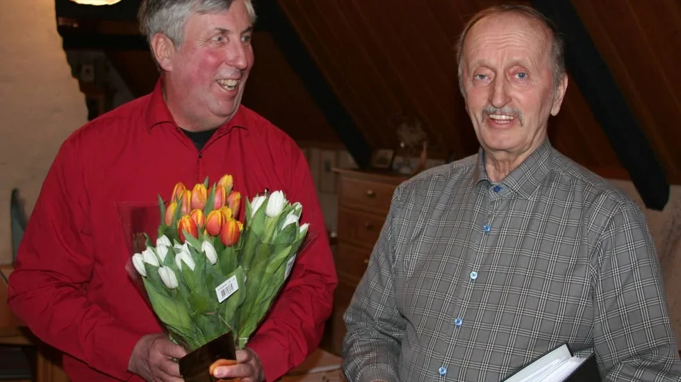 Skifte. Avgående ordförande Robert Nordqvist (till vänster) och nye ordförande Veikko Ylikärppä.