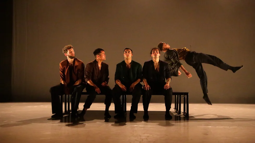 Dansarna i föreställningen Benched som visades på Kulturens hus i måndags kväll. Från vänster: Alexander Skjold, Mark Philip, Adam Tocuyo, Jens Schyth Brøndum och Kristián Mensa.
