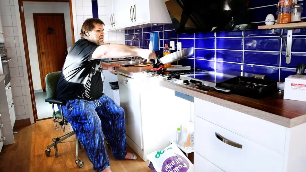 Mera hjälp. Pontus Johansson funderar på om Försäkringskassan tror att han plötsligt tillfrisknat från sin CP-skada.