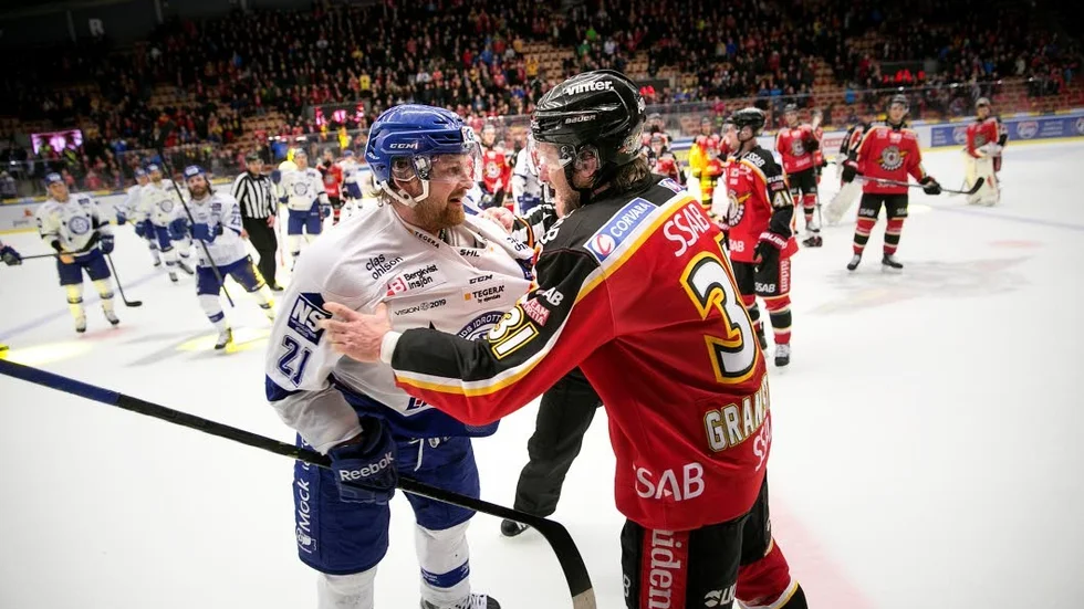 Irriterat. Efter slutsignalen fortsatte spelarna att visa lite dåligt humör. Luleås Jonathan Granström tar tag i Leksands Mattias Ritola.