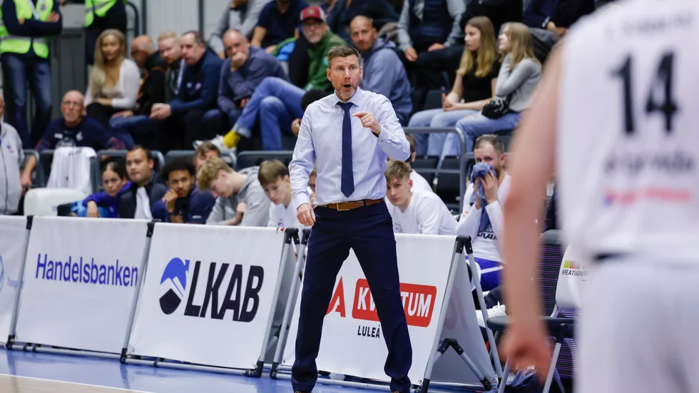 Coach Peter Öqvist letar efter en amerikansk guard.