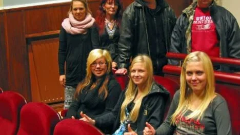 Tummen upp för Filmpool Nords och projektet Roadmovies filmpaket gjorde 9 B-eleverna  Fanny Lagerskog, Elin Bergvall och Matilda Lundberg, och fick medhåll av från vänster Elina Öhman, klasslärare Desirée Edmundsson, Timmy Karlsson och Ola Ökvist.
