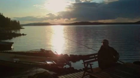 Kvällssol över östra Kikkejaur. Kvällens fisketur förbereds. Foto: Maria Johansson