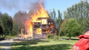 Huset var helt övertänt när PT kom till platsen. Men det rörde sig inte om någon tragedi, utan om en planerad nerbränning av ett gammalt hus.