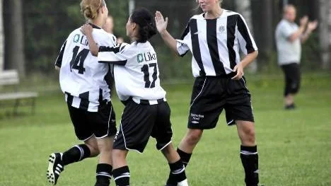 Aina Renström (17) har just kvitterat för Munksund i toppmatchen mot Blåsmark/Svensbyn. Här grattas hon av Erika Johansen (14) och Malin Hansson som var tillbaka i laget efter utflykten till Österrike. Men glädjen varade inte längre. Blåsmark/Svensbyn avgjorde i början av andra halvleken.