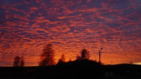 En färgsprakande himmel i skymningstid.