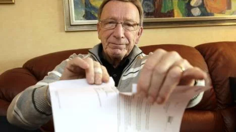 Knut Holmquist blev så upprörd över brevet från Folksam, där bolaget förklarade att man kraftigt försämrar grupplivförsäkringen, att hans första spontanta reaktion var att riva sönder det.