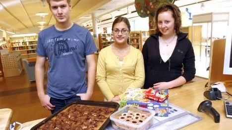 I stället för bokutlåning är det fikaköp och spel som gäller på biblioteket på lördagarna. Erik Nordström, Josefina Fernberg och Alice Nilsson från sammhällstrean står bakom arrangemanget.