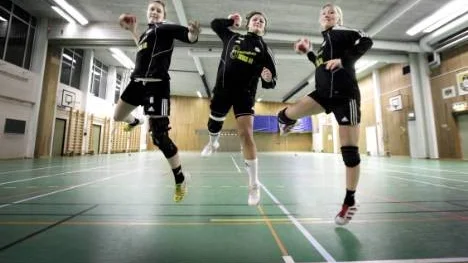 Spelande tränarna Sofia Lindqvist (till vänster) och Zandra Jonsson (till höger) tillsammans med återvändaren Pernilla Fahlgren (i mitten) - en trio som svarar för rutinen i Lillpite som är favorit i damtvåan i handboll.