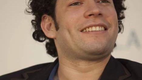 Conductor Gustavo Dudamel is presented to the media on his first official day as Music Director of the Los Angeles Philharmonic during a media briefing at the Walt Disney Concert Hall on Wednesday, Sept. 30, 2009 in Los Angeles. Dudamel´s first Los Angeles concert will take place on Thursday, Oct. 8. Dudamel will conduct a special Los Angeles Philharmonic event at the Hollywood Bowl on Saturday, Oct. 3. (AP Photo/Damian Dovarganes) FOTO: Damian Dovarganes