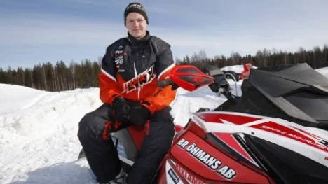 Emil Öhman är åter i Sverige efter sin första säsong som skoterproffs i USA. Totalt slutade han trea i pro stock och känner sig nöjd med sin körning. "Det gick bra mot slutet och har varit roligt. Men hemma är alltid hemma...", säger han.