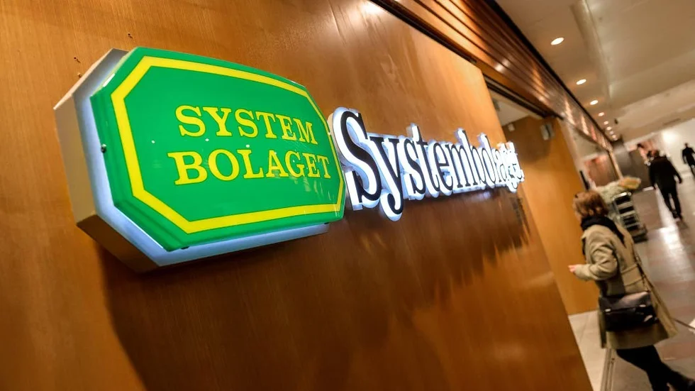 Systembolagets monopol är i farozonen om det skulle experimenteras med gårdsförsäljning av öl och vin i Sverige.