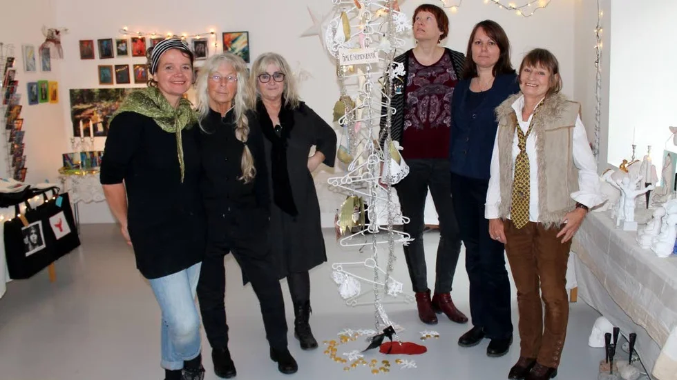 Några av konstnärerna samlade runt granen, Carola Edlund, Maude Sundström, Anette Blomberg, Astrid Raff, Judith Dekker och mervi Kekkarainen.
