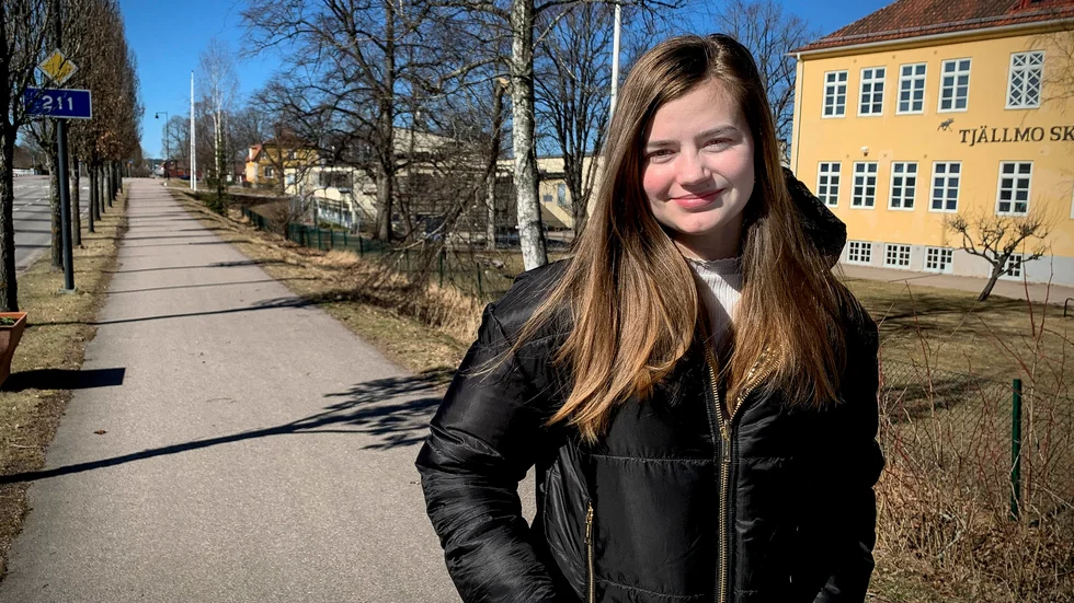 Elsa Ekberg på besök hemma i Tjällmo. 