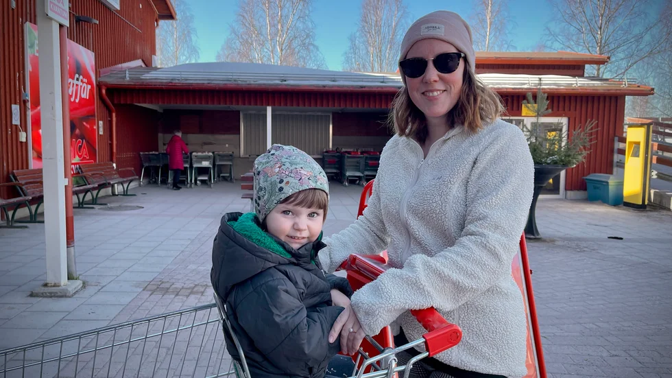 Fredrica Wikstén med dottern Liv Wikstén: "Vi ska åka upp till mina föräldrar utanför Boden. Vi blir där hela påsken. Det blir mycket god mat och kanske en stund på isen, vi får se om isarna håller".