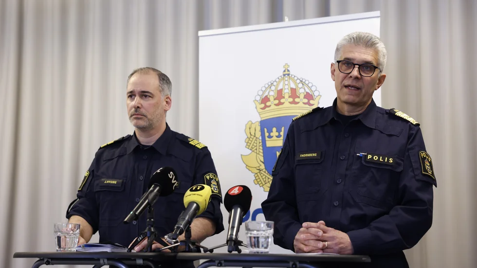 Kommenderingschef Jonas Hysing och rikspolischefen Anders Thornberg under måndagens pressträff.