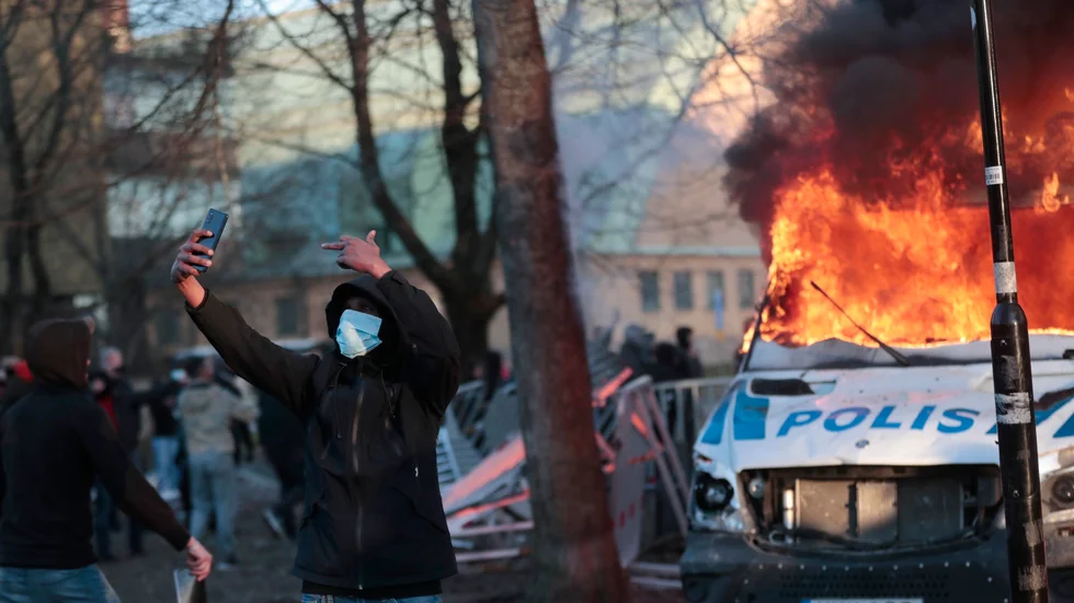 Så många förövare som möjligt behöver identifieras och lagföras för de brott som begicks inom den våldsamma massans tillfälliga anonymitet. Men detta slutar inte där.