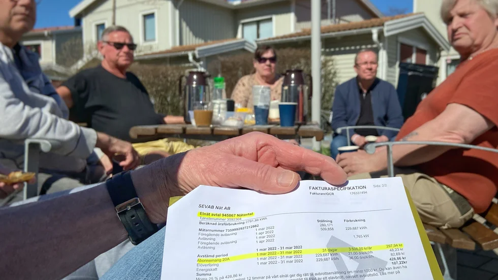 Boende på Violavägen upprörs över den nya elnätsavgiften: 3 508 kronor per år i stället för 932. De är också kritiska mot att Sevab inte informerat dem om detta i förväg.