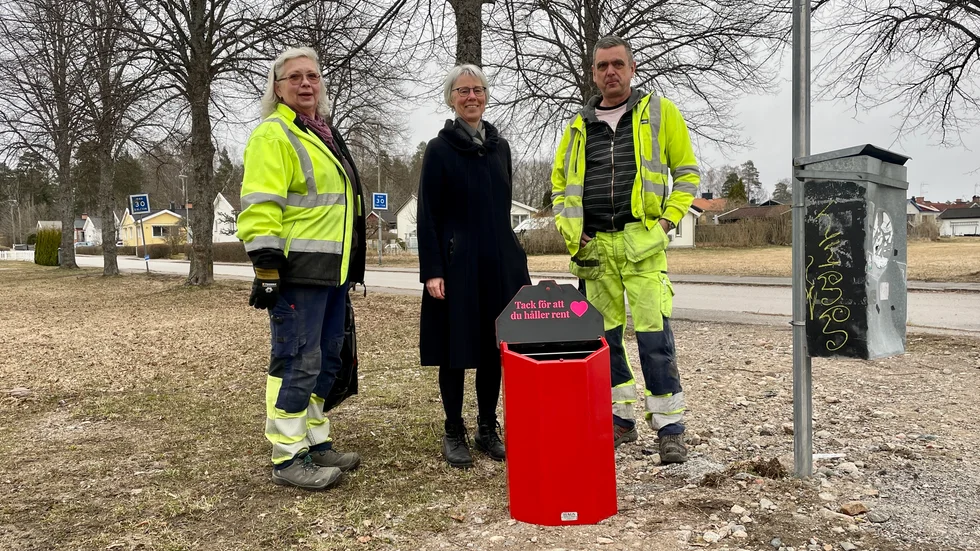 Stans fulaste papperskorg byttes på onsdagsmorgonen ut mot en ny i rött. Från vänster: Anneli Andersson, Ann Cederberg och Jörgen Rådelid. 