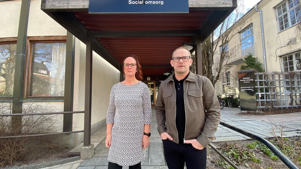 Carina Wallin och Mattias Carlsson ifrågasätter uppgiften om att de gamla inte får komma ut mer än en gång i månaden. "Jag har väldigt svårt att se att det är så. Vi har inte ett extremt schema och vi har inte en extremt låg bemanning på Mariebergsgården i förhållande till våra andra boenden eller andra boenden i Sverige", säger Carlsson.