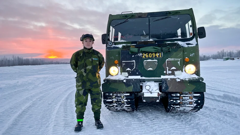 Angelica tar sig obehindrat fram med bandvagnen som med sin främsta uppgift är att transportera personal och materiel. 