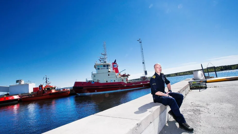 Sjövett. Fredrik Gustafsson, stationschef på Kustbevakningen Norrbotten påpekar vikten av att visa respekt på sjön.