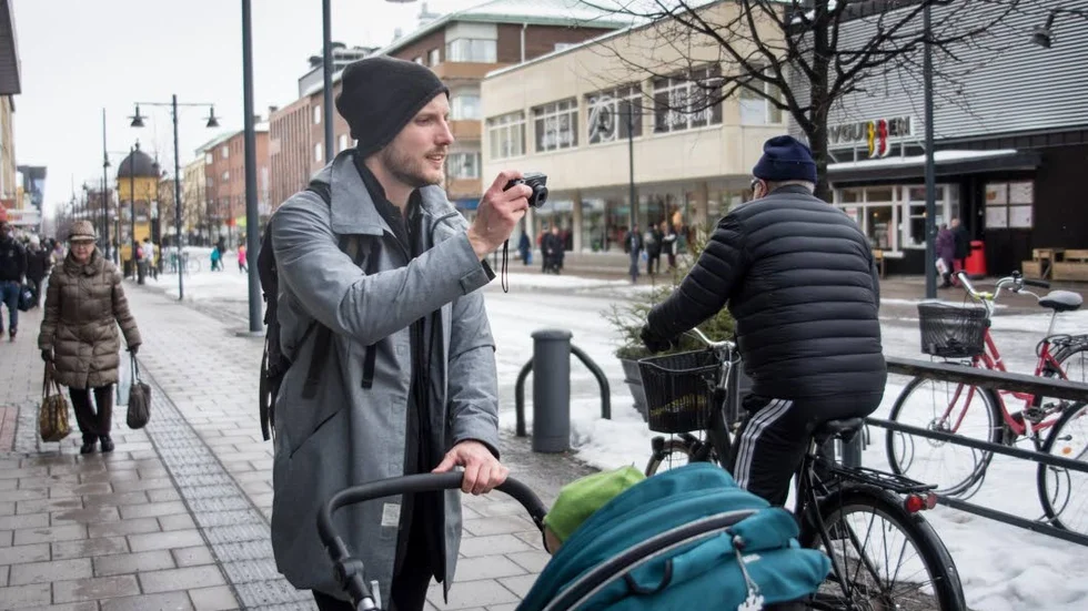 Gatufotografi. Frilansfotografen Simon Eliasson tar en bild varje dag som han publicerar på Instagram.