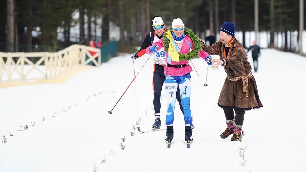 Nina Lintzén stakar i mål som damvinnare i Red Bull Nordenskiöldsloppet 2017.