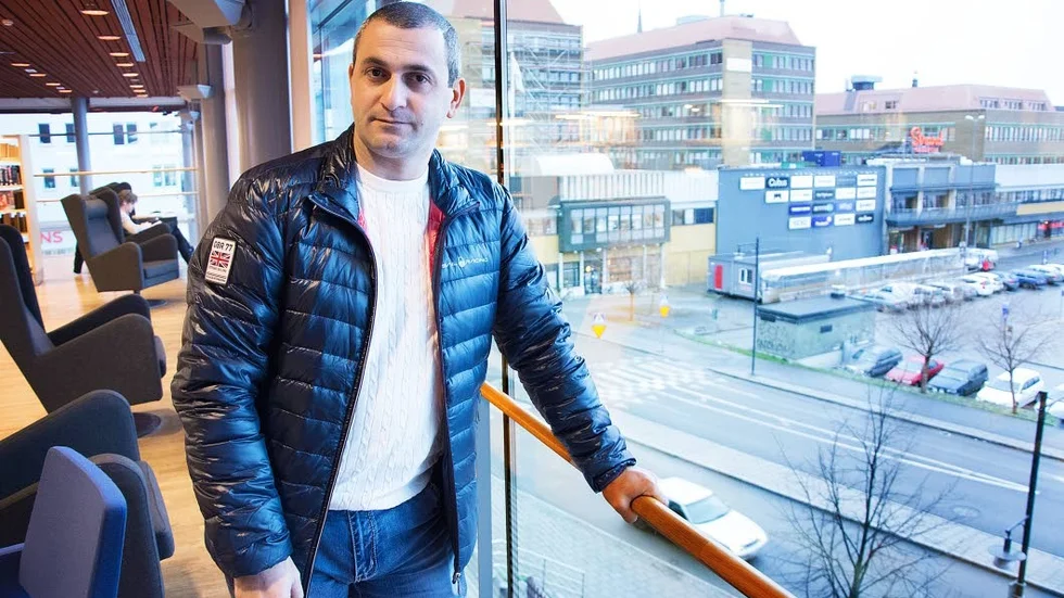 Flydde. Mher Sahakyan är journalist från Armenien. Han flydde undan hot och trakasserier.