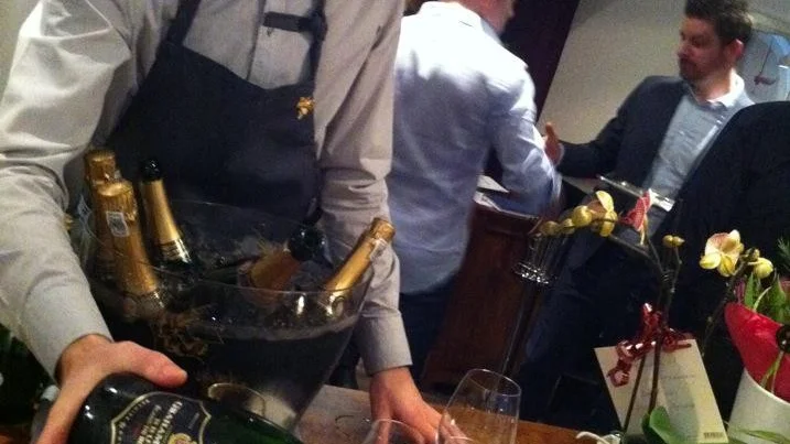 På Restaurang Bhoga skålades det i champagne.