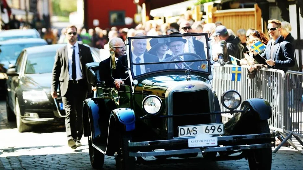 Kungachaufför. Rune Larsson körde kungaparet i sin Chevrolet från 1926. för ett år sedan vid parets besök på ön och nu är det dags igen att köra dem i samma bil.