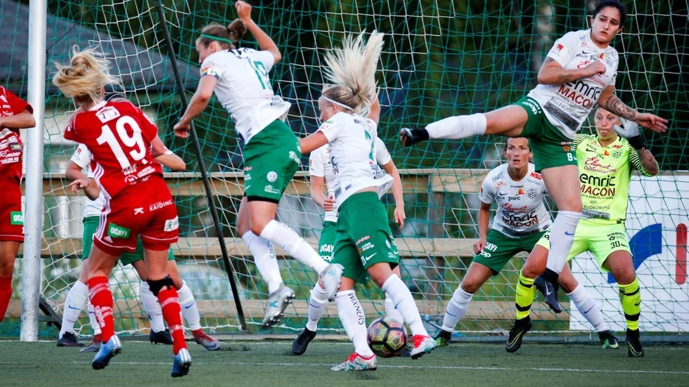 Nästa nivå. Assi-målvakten Christina DIneson ska träna med Pteå så fort parterna kommer överens om ett datum.