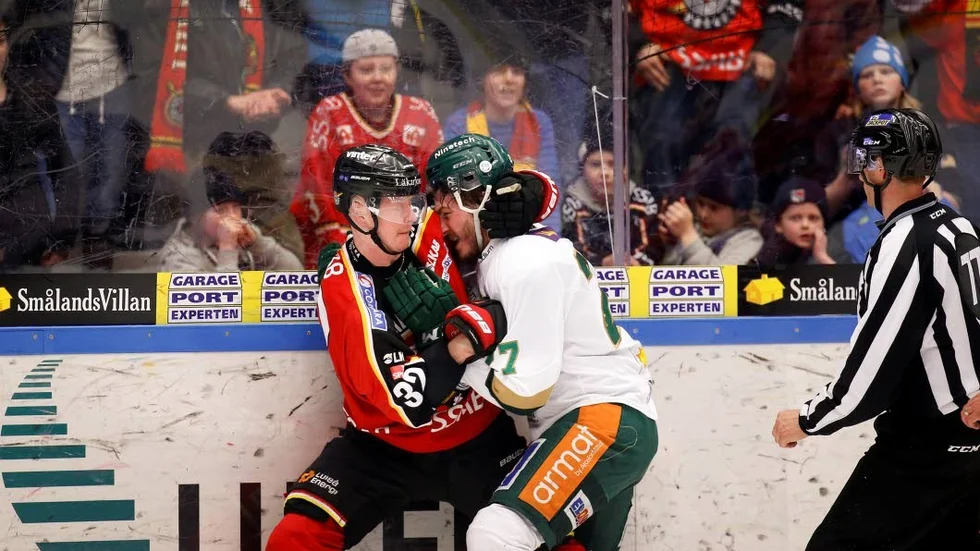 Kapten. Nu har den förre Luleåspelaren fått hedersuppdraget i IFK Helsingfors. Här bjuder han Färjestads John Persson på lite gruff.