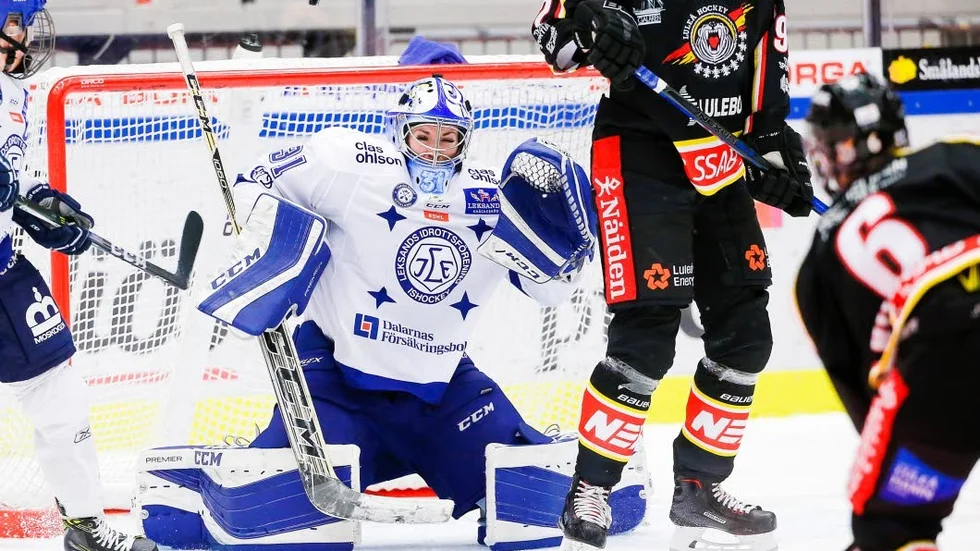 Skott. Luleå Hockey/MSSK:s Jenni Hiirikoski laddar från blålinjen i matchen mot Leksand.