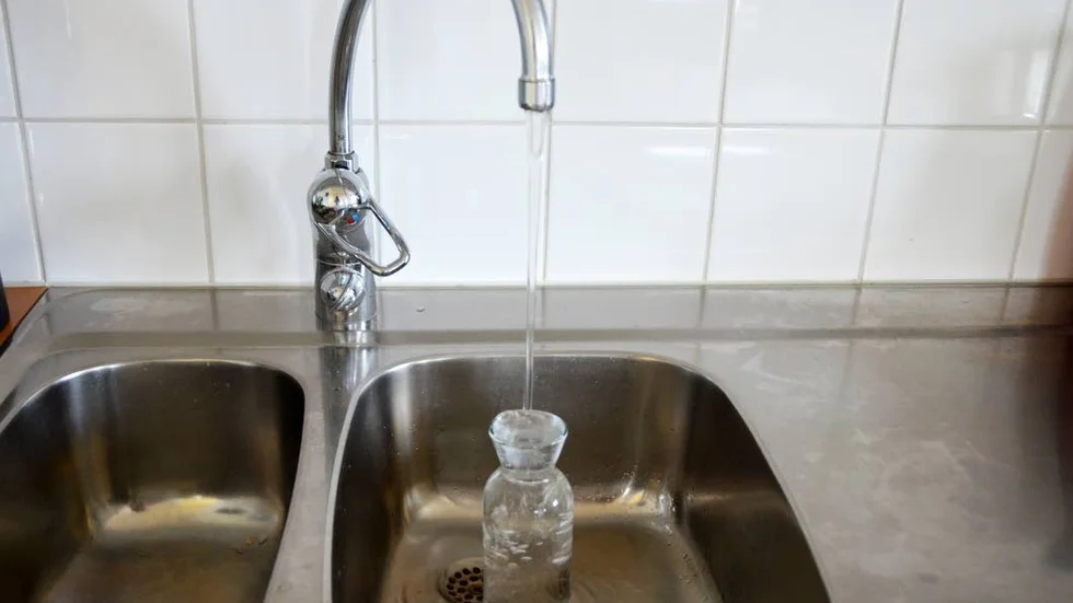 Spara. Se över så att kranar och toaletter inte läcker. Det är också bra att samla regnvatten till blomvattning. det är några tips från kommunen för att spara vatten.