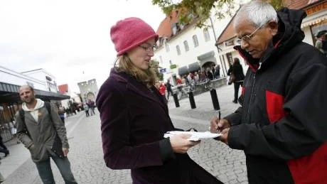 - Jag gillar Gotland! säger Ali Abadi och skriver på Clara Andermos namnlista som kräver en folkomröstning om vad som ska hända med södra Hällarna i Visby. Till vänster Henrik Johansson, en annan av dem som kampanjade på Östercentrum i Visby i går.foto: petra jonsson