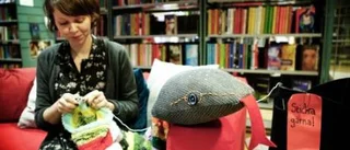 Alla får sticka på biblioteksormen